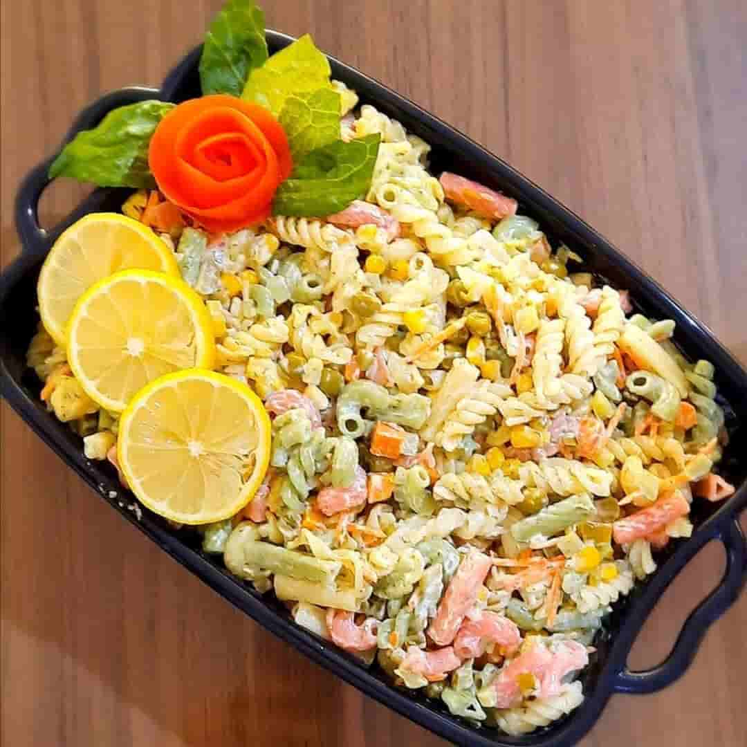 کنسرو ذرت در سالاد ماکارونی با طعم شیرین و ظاهر جذاب